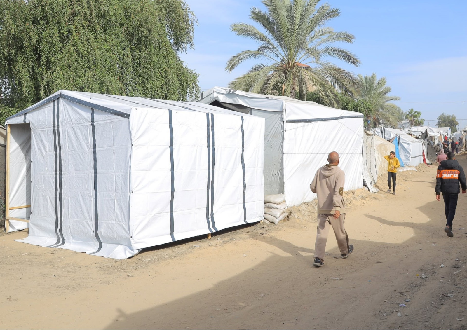 جمعية (SAFE) و (UNDP) يستبدلون خياماً متهالكة بمواصي خانيونس