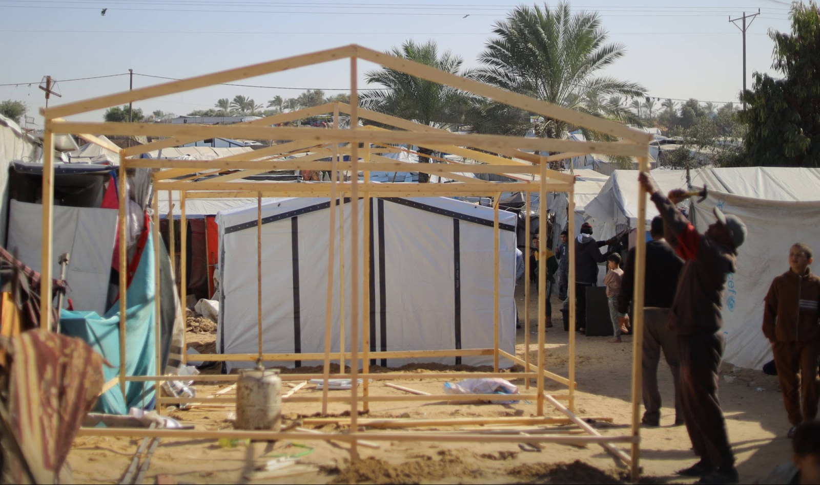 بتنفيذ الجمعية .. 60 عائلة في مواصي خانيونس تحصل على خيام جديدة بالشراكة مع UNDP