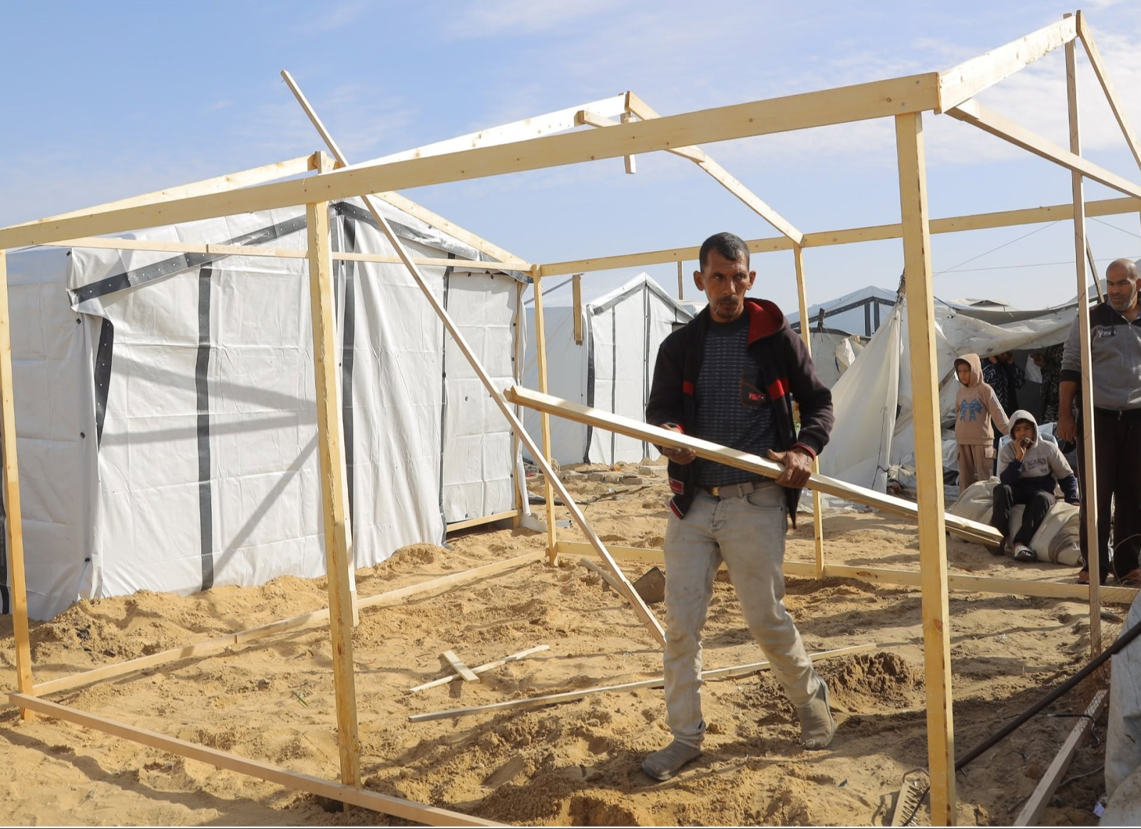 مع دخول الشتاء .. SAFE تستبدل عشرات الخيام المتهالكة للنازحين بالشراكة مع UNDP