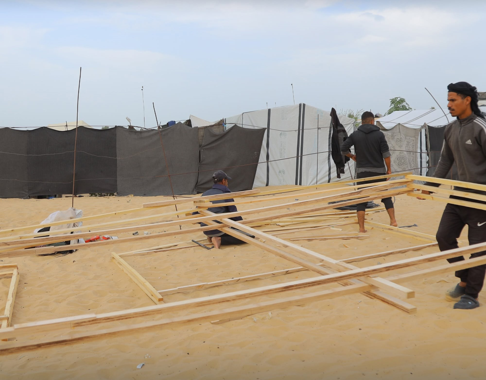 استجابة لنداءات الاستغاثة.. SAFE و UNDP ينهيان تركيب 91 خيمة جديدة للنازحين في مواصي خانيونس
