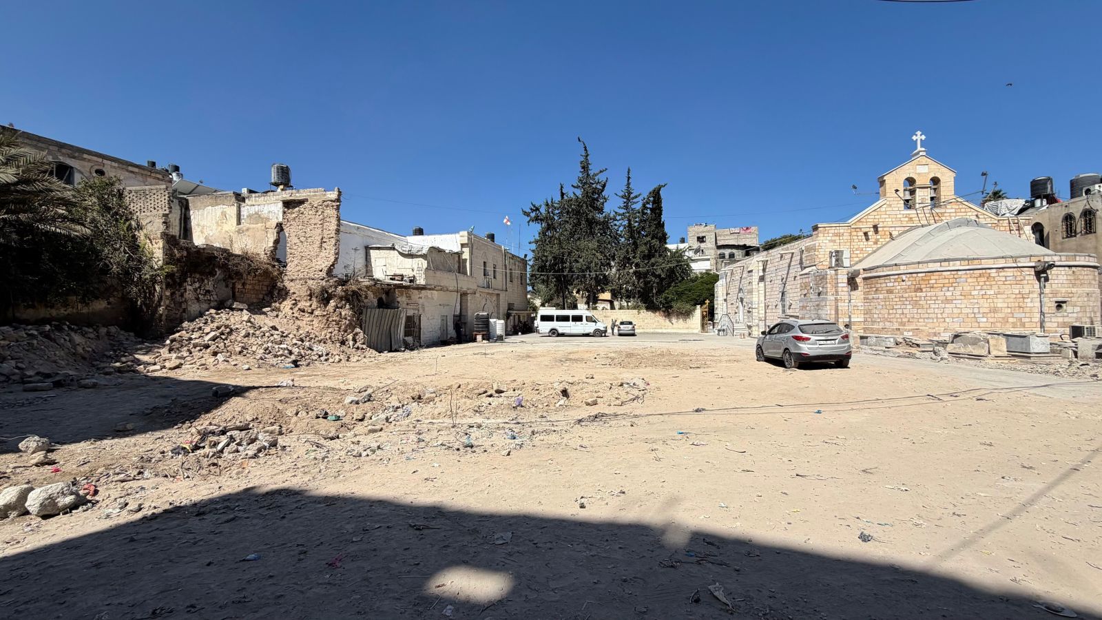 الجمعية أزالت مبنى آيلاً للسقوط ملاصقاً لكنيسة القديس بورفيريوس.