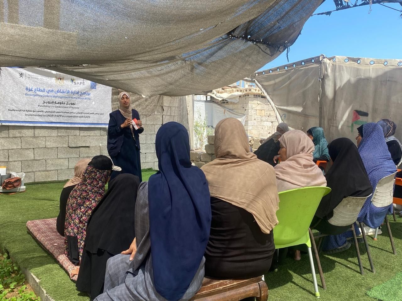 الجمعية تنفّذ جلسات توعوية للأسر النازحة في مخيم الأرض الطيبة بتل الهوا